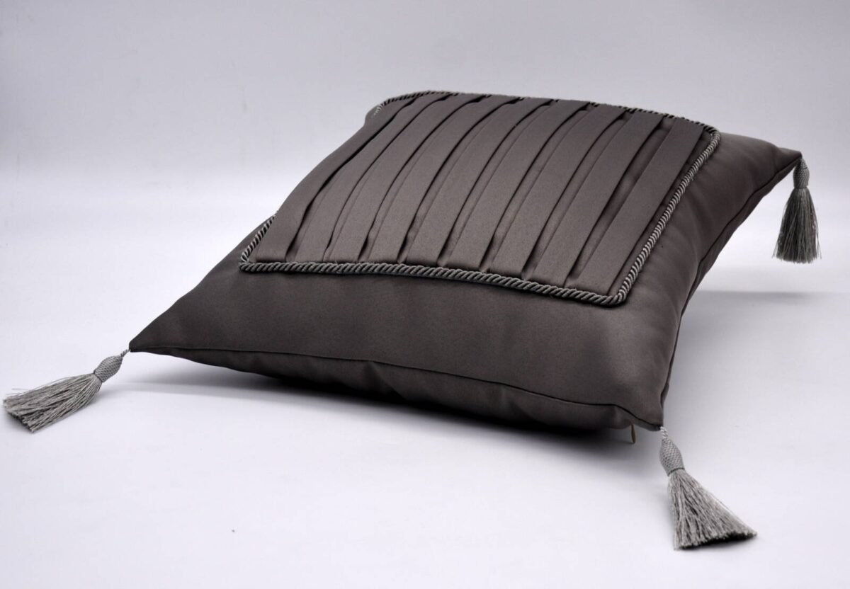 Pagalvės dekorui su klostuotais intarpais 4. Pagal individualų užsakymą.