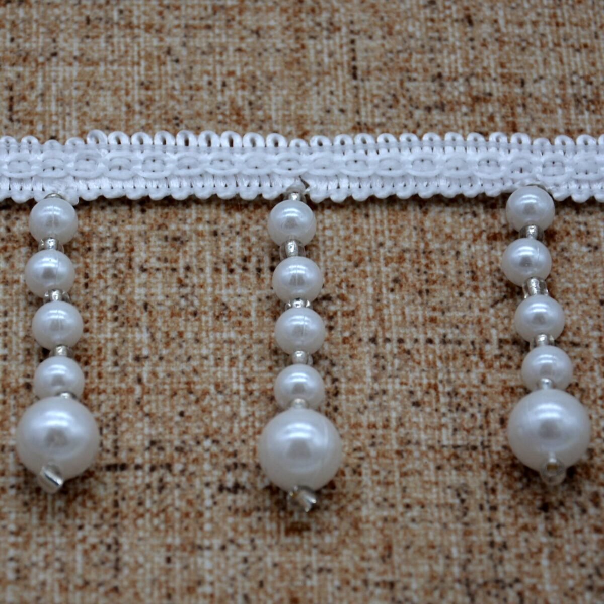 Dekoras užuolaidoms baltos spalvos perlamutriniai kutai 7 cm