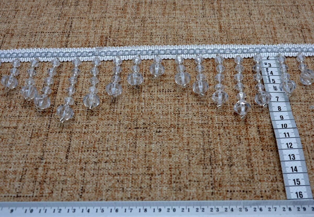 Dekoras užuolaidoms baltos spalvos skaidrus kutai 9 cm