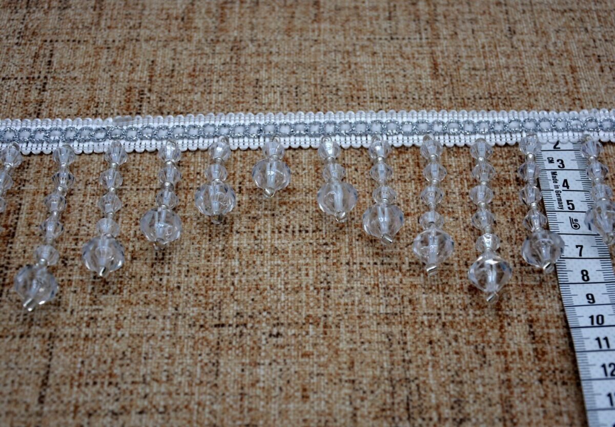 Dekoras užuolaidoms baltos spalvos skaidrus kutai 9 cm