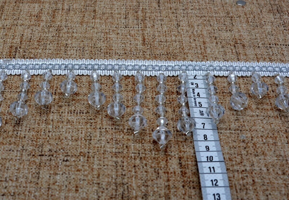 Dekoras užuolaidoms baltos spalvos skaidrus kutai 9 cm