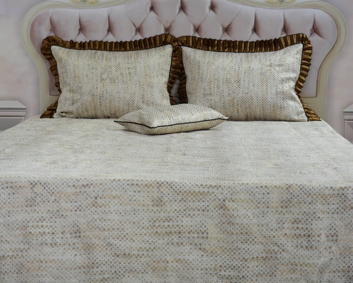 Dygsniuota lovatiesė su pamušalu smėlio spalvos dekoruota prabangiu gofruotu 14 cm dekoru Venecija14 260×260