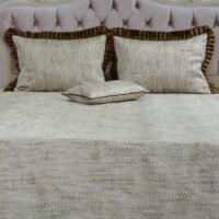 Dygsniuota lovatiesė su pamušalu smėlio spalvos dekoruota prabangiu gofruotu 14 cm dekoru Venecija14 260×260