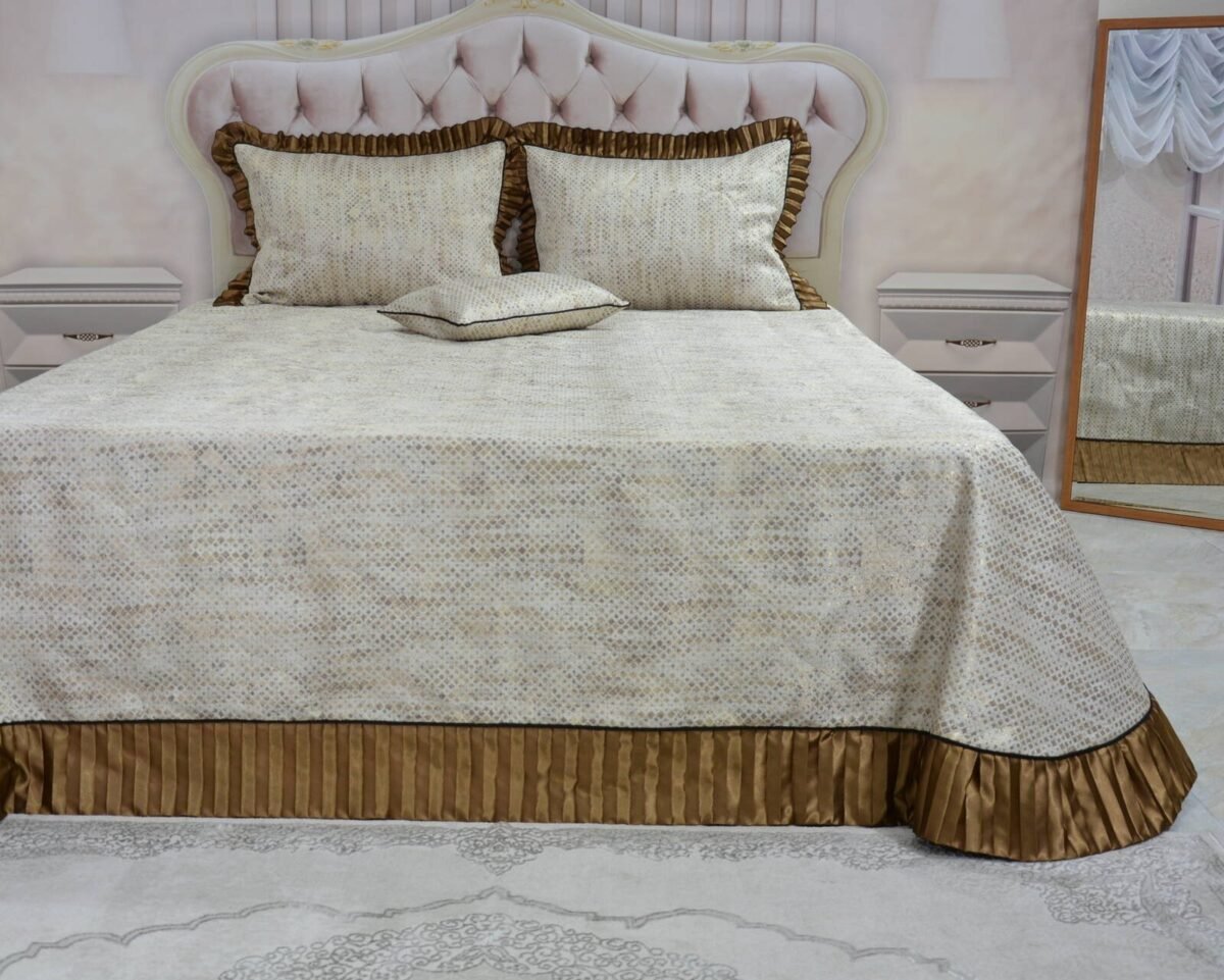 Dygsniuota lovatiesė su pamušalu smėlio spalvos dekoruota prabangiu gofruotu 14 cm dekoru Venecija14 260×260