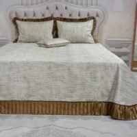 Dygsniuota lovatiesė su pamušalu smėlio spalvos dekoruota prabangiu gofruotu 14 cm dekoru Venecija14 260×260