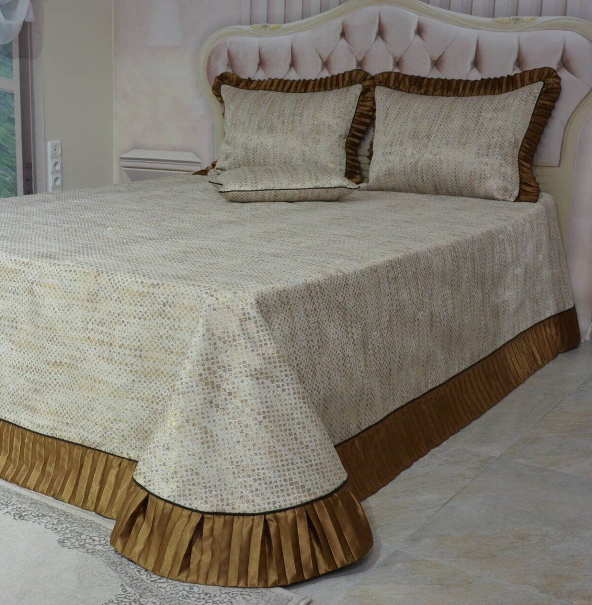 Dygsniuota lovatiesė su pamušalu smėlio spalvos dekoruota prabangiu gofruotu 14 cm dekoru Venecija14 260×260