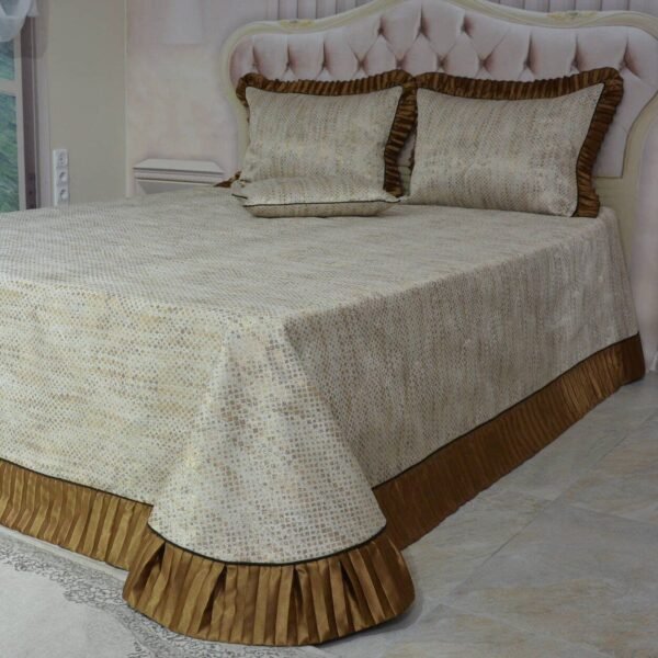 Dygsniuota lovatiesė su pamušalu smėlio spalvos dekoruota prabangiu gofruotu 14 cm dekoru Venecija14 260×260