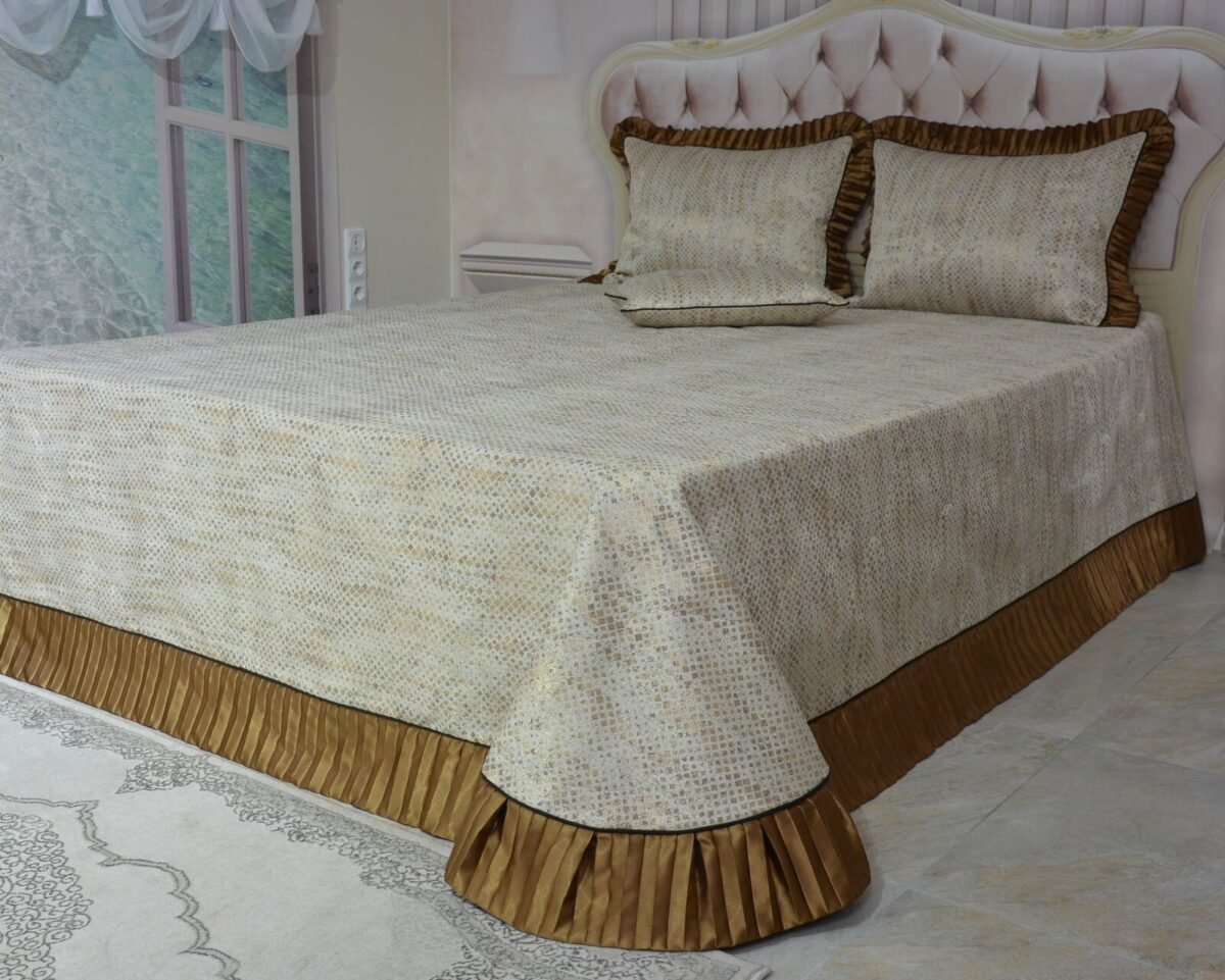 Dygsniuota lovatiesė su pamušalu smėlio spalvos dekoruota prabangiu gofruotu 14 cm dekoru Venecija14 260×260