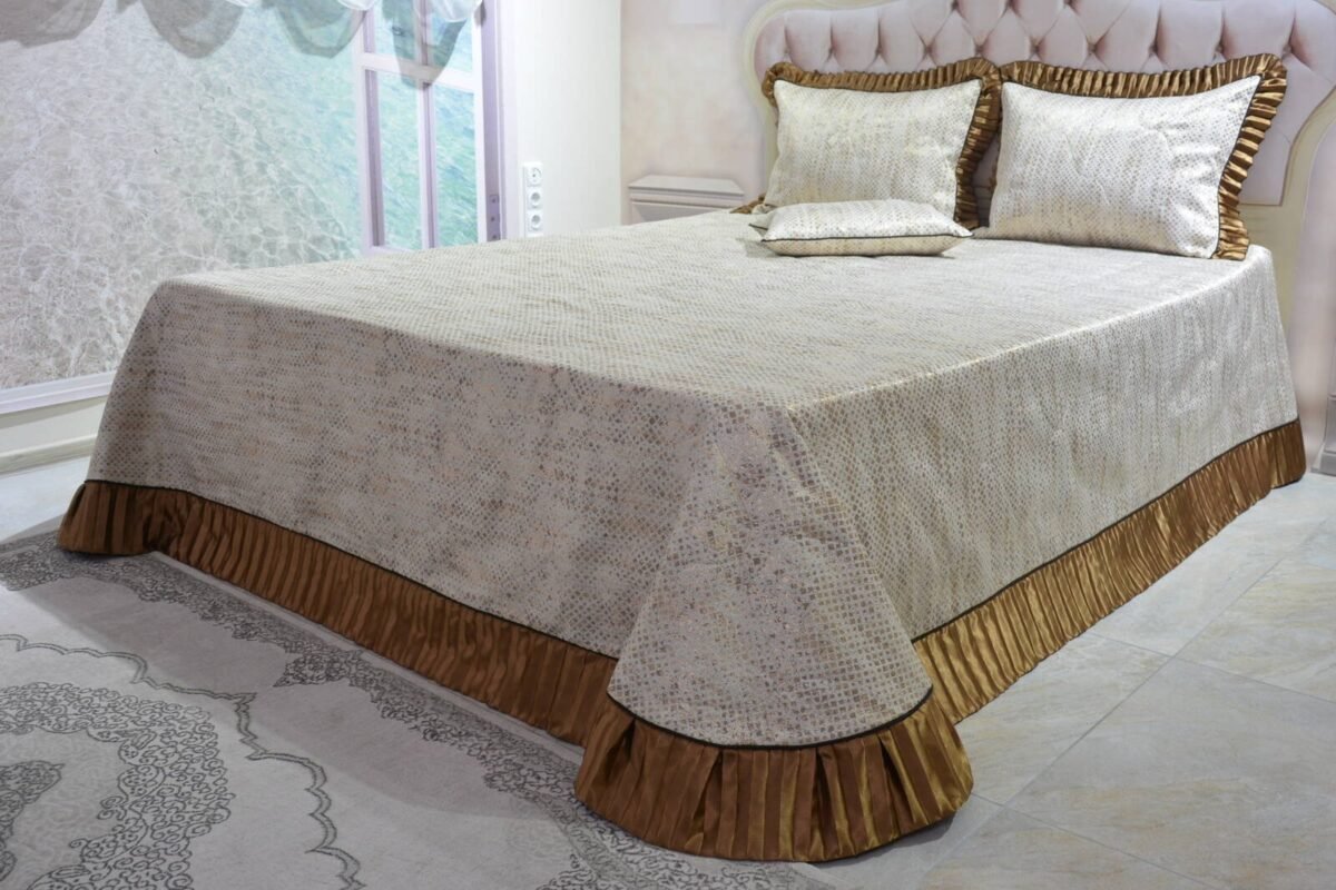 Dygsniuota lovatiesė su pamušalu smėlio spalvos dekoruota prabangiu gofruotu 14 cm dekoru Venecija14 260×260