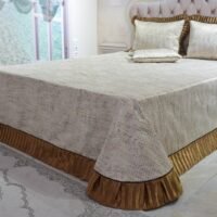 Dygsniuota lovatiesė su pamušalu smėlio spalvos dekoruota prabangiu gofruotu 14 cm dekoru Venecija14 260×260