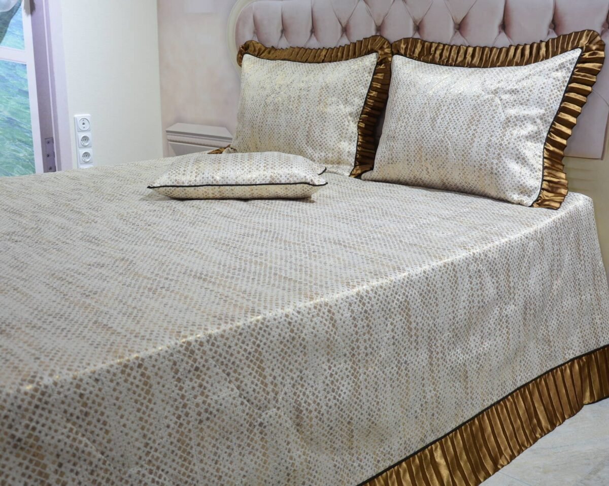 Dygsniuota lovatiesė su pamušalu smėlio spalvos dekoruota prabangiu gofruotu 14 cm dekoru Venecija14 260×260