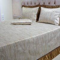 Dygsniuota lovatiesė su pamušalu smėlio spalvos dekoruota prabangiu gofruotu 14 cm dekoru Venecija14 260×260