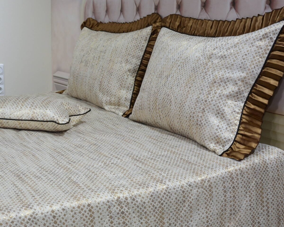 Dygsniuota lovatiesė su pamušalu smėlio spalvos dekoruota prabangiu gofruotu 14 cm dekoru Venecija14 260×260