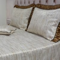 Dygsniuota lovatiesė su pamušalu smėlio spalvos dekoruota prabangiu gofruotu 14 cm dekoru Venecija14 260×260