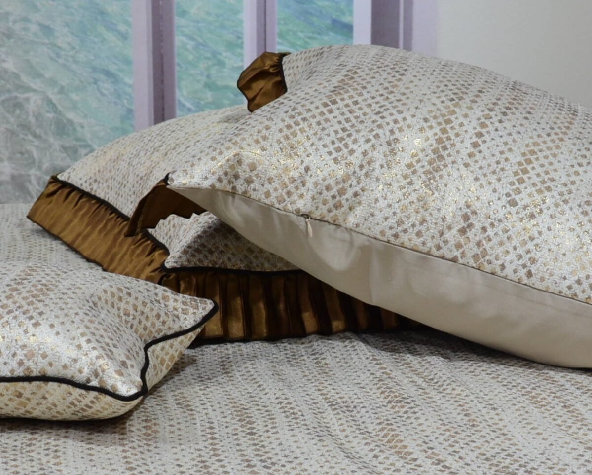 Dygsniuota lovatiesė su pamušalu smėlio spalvos dekoruota prabangiu gofruotu 14 cm dekoru Venecija14 260×260