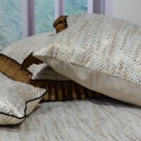 Dygsniuota lovatiesė su pamušalu smėlio spalvos dekoruota prabangiu gofruotu 14 cm dekoru Venecija14 260×260