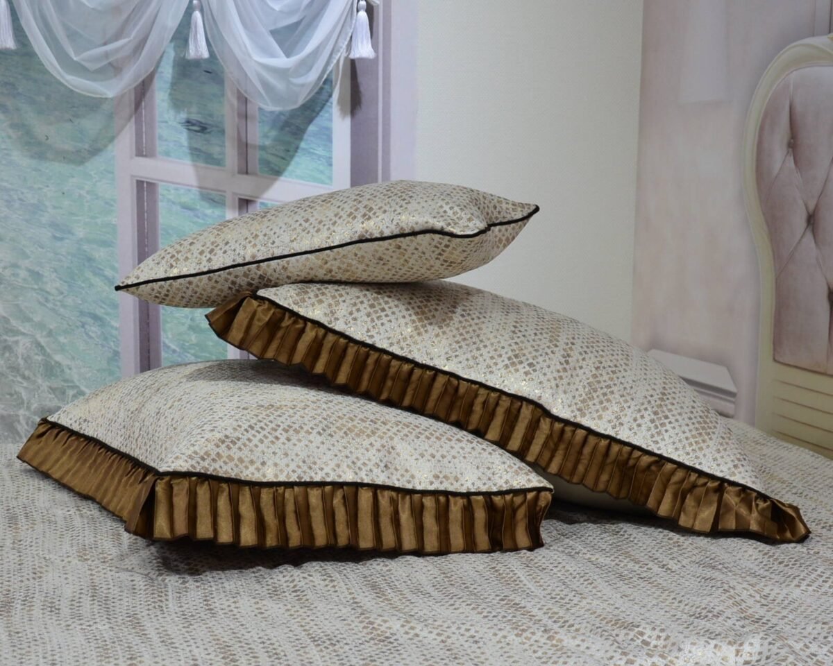 Dygsniuota lovatiesė su pamušalu smėlio spalvos dekoruota prabangiu gofruotu 14 cm dekoru Venecija14 260×260