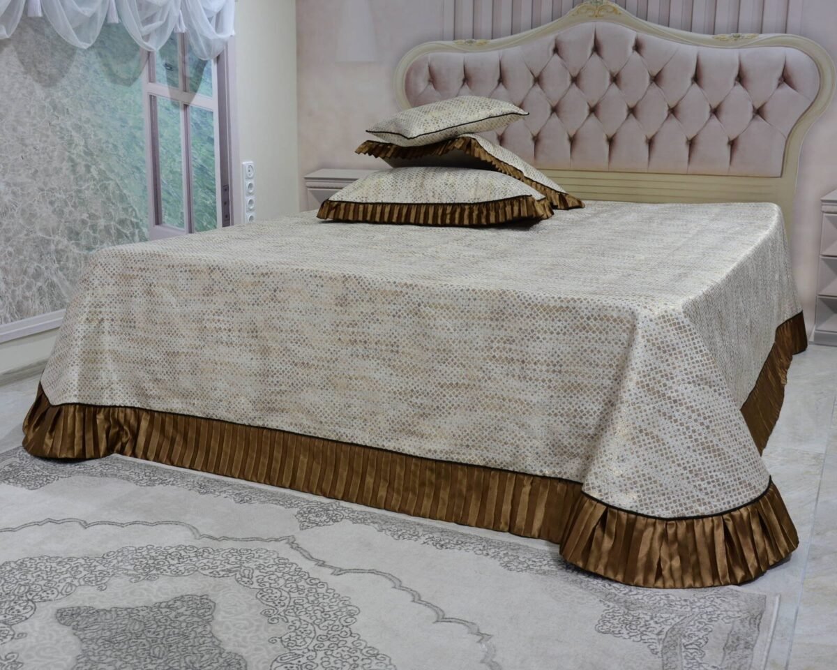 Dygsniuota lovatiesė su pamušalu smėlio spalvos dekoruota prabangiu gofruotu 14 cm dekoru Venecija14 260×260