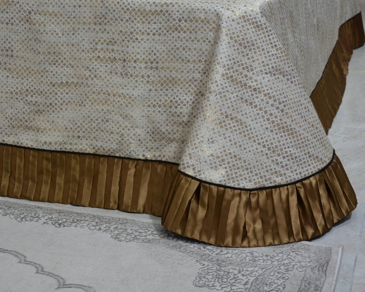 Dygsniuota lovatiesė su pamušalu smėlio spalvos dekoruota prabangiu gofruotu 14 cm dekoru Venecija14 260×260