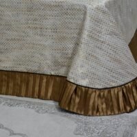 Dygsniuota lovatiesė su pamušalu smėlio spalvos dekoruota prabangiu gofruotu 14 cm dekoru Venecija14 260×260