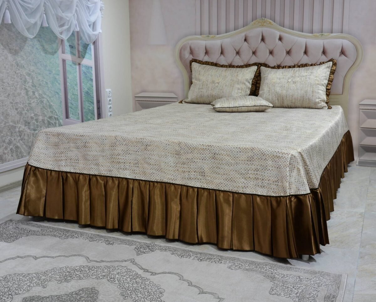 Dygsniuota lovatiesė su pamušalu smėlio spalvos dekoruota prabangiu klostuotu28 cm dekoru Verona28 260×260