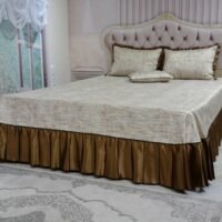 Dygsniuota lovatiesė su pamušalu smėlio spalvos dekoruota prabangiu klostuotu28 cm dekoru Verona28 260×260