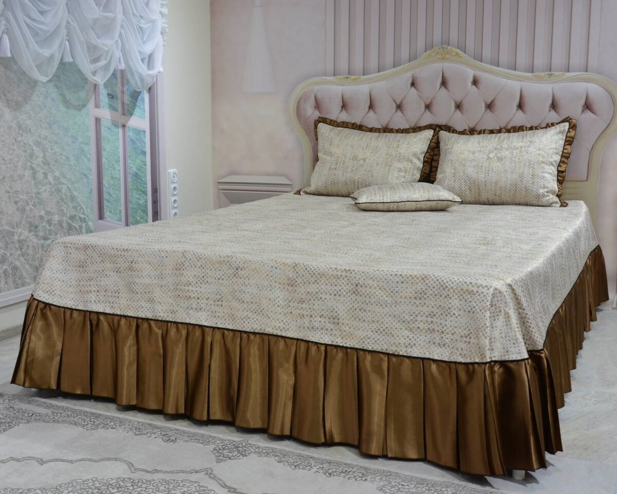 Dygsniuota lovatiesė su pamušalu smėlio spalvos dekoruota prabangiu klostuotu28 cm dekoru Verona28 260×260