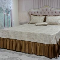 Dygsniuota lovatiesė su pamušalu smėlio spalvos dekoruota prabangiu klostuotu28 cm dekoru Verona28 260×260