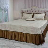 Dygsniuota lovatiesė su pamušalu smėlio spalvos dekoruota prabangiu klostuotu28 cm dekoru Verona28 260×260