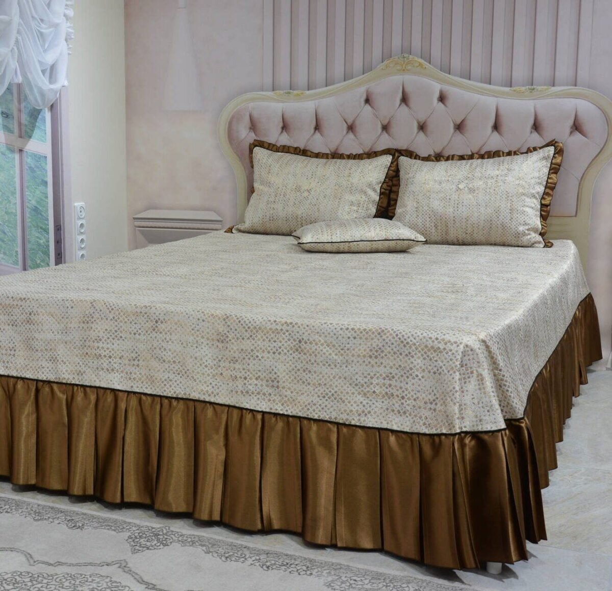 Dygsniuota lovatiesė su pamušalu smėlio spalvos dekoruota prabangiu klostuotu28 cm dekoru Verona28 260×260