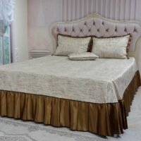 Dygsniuota lovatiesė su pamušalu smėlio spalvos dekoruota prabangiu klostuotu28 cm dekoru Verona28 260×260