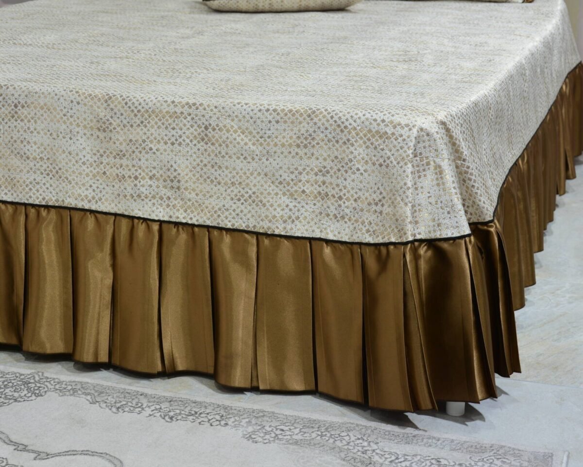 Dygsniuota lovatiesė su pamušalu smėlio spalvos dekoruota prabangiu klostuotu28 cm dekoru Verona28 260×260