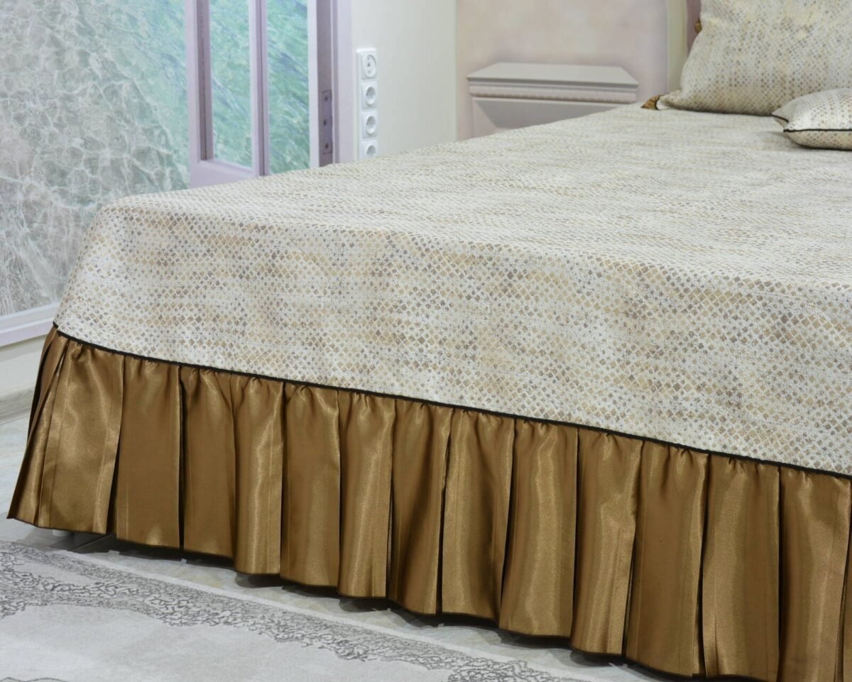 Dygsniuota lovatiesė su pamušalu smėlio spalvos dekoruota prabangiu klostuotu28 cm dekoru Verona28 260×260