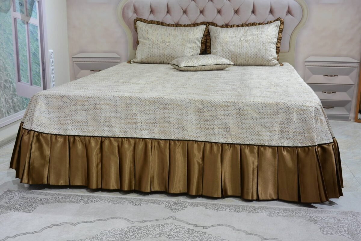 Dygsniuota lovatiesė su pamušalu smėlio spalvos dekoruota prabangiu klostuotu28 cm dekoru Verona28 260×260