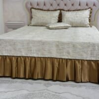 Dygsniuota lovatiesė su pamušalu smėlio spalvos dekoruota prabangiu klostuotu28 cm dekoru Verona28 260×260