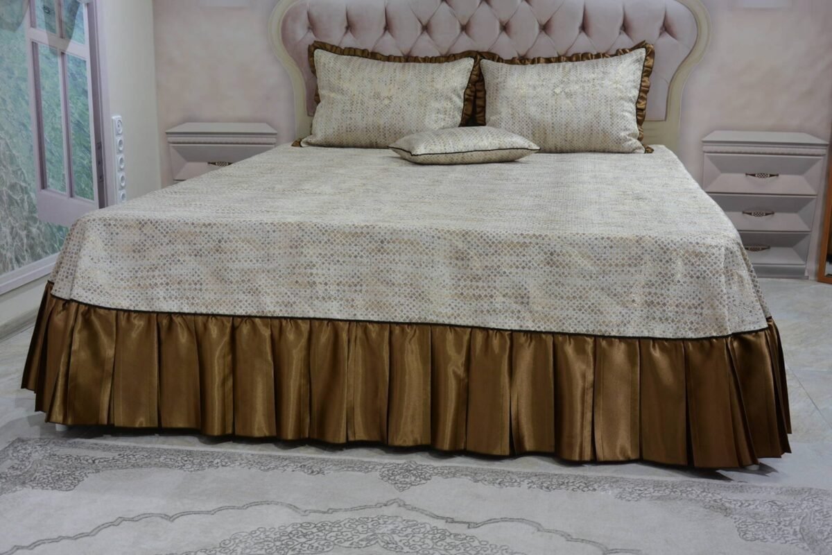 Dygsniuota lovatiesė su pamušalu smėlio spalvos dekoruota prabangiu klostuotu28 cm dekoru Verona28 260×260