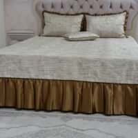 Dygsniuota lovatiesė su pamušalu smėlio spalvos dekoruota prabangiu klostuotu28 cm dekoru Verona28 260×260
