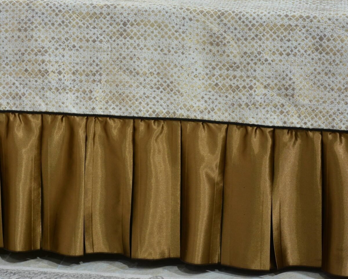 Dygsniuota lovatiesė su pamušalu smėlio spalvos dekoruota prabangiu klostuotu28 cm dekoru Verona28 260×260