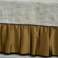 Dygsniuota lovatiesė su pamušalu smėlio spalvos dekoruota prabangiu klostuotu28 cm dekoru Verona28 260×260
