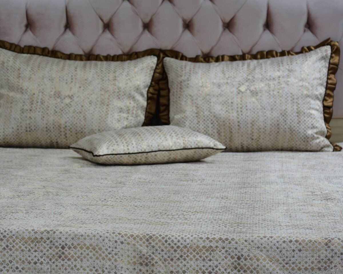 Dygsniuota lovatiesė su pamušalu smėlio spalvos dekoruota prabangiu klostuotu28 cm dekoru Verona28 260×260