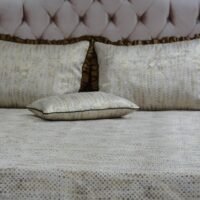 Dygsniuota lovatiesė su pamušalu smėlio spalvos dekoruota prabangiu klostuotu28 cm dekoru Verona28 260×260