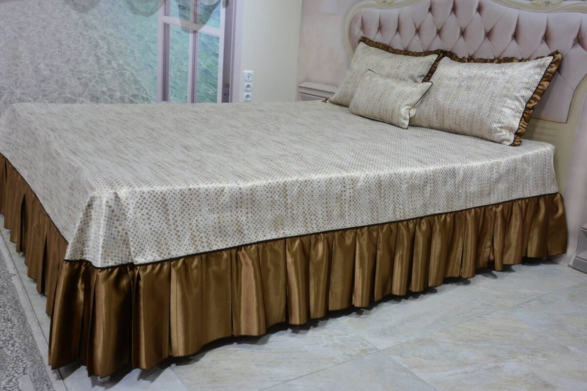 Dygsniuota lovatiesė su pamušalu smėlio spalvos dekoruota prabangiu klostuotu28 cm dekoru Verona28 260×260