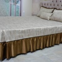 Dygsniuota lovatiesė su pamušalu smėlio spalvos dekoruota prabangiu klostuotu28 cm dekoru Verona28 260×260