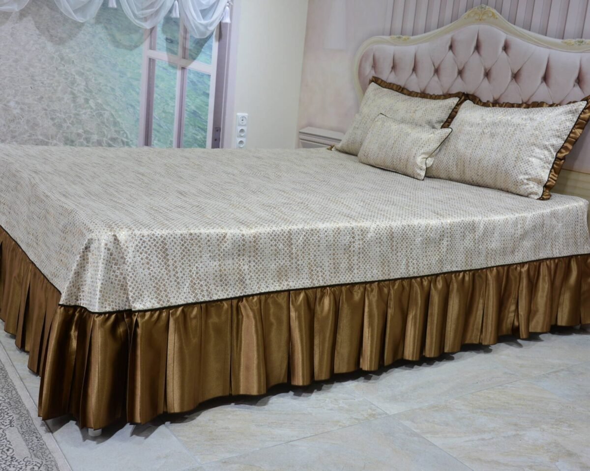 Dygsniuota lovatiesė su pamušalu smėlio spalvos dekoruota prabangiu klostuotu28 cm dekoru Verona28 260×260