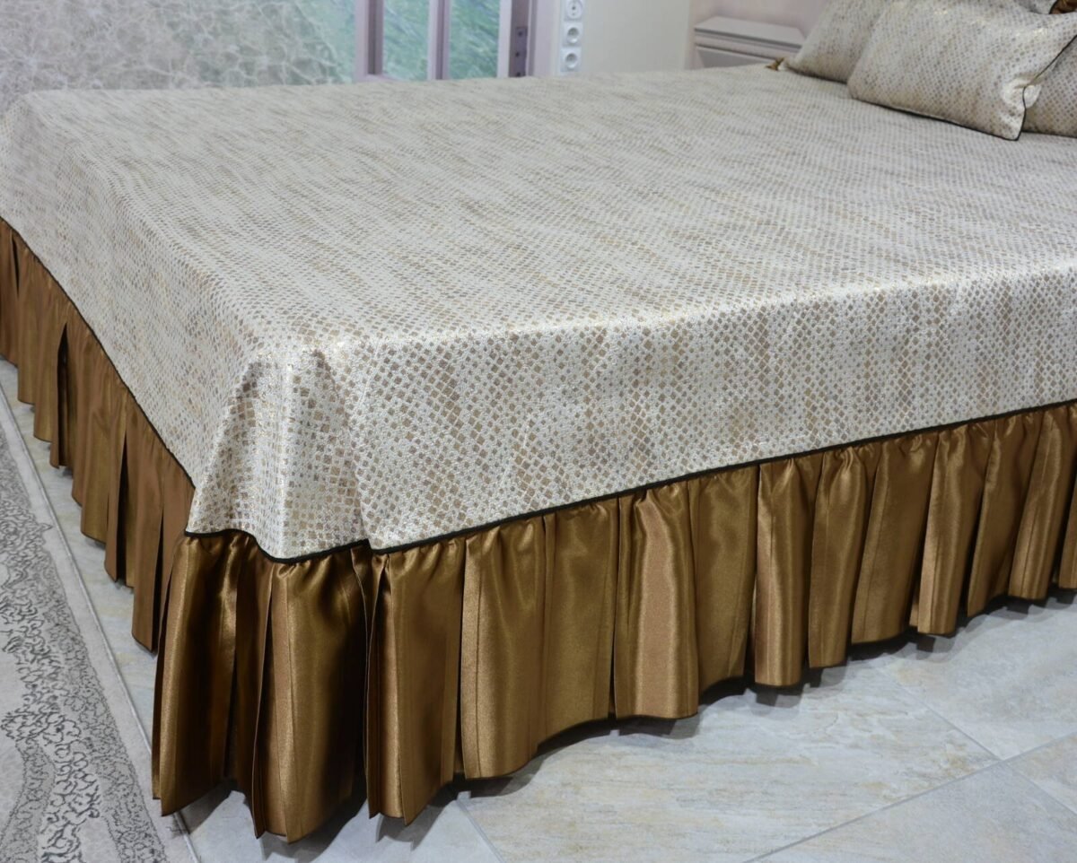 Dygsniuota lovatiesė su pamušalu smėlio spalvos dekoruota prabangiu klostuotu28 cm dekoru Verona28 260×260