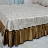 Dygsniuota lovatiesė su pamušalu smėlio spalvos dekoruota prabangiu klostuotu28 cm dekoru Verona28 260×260