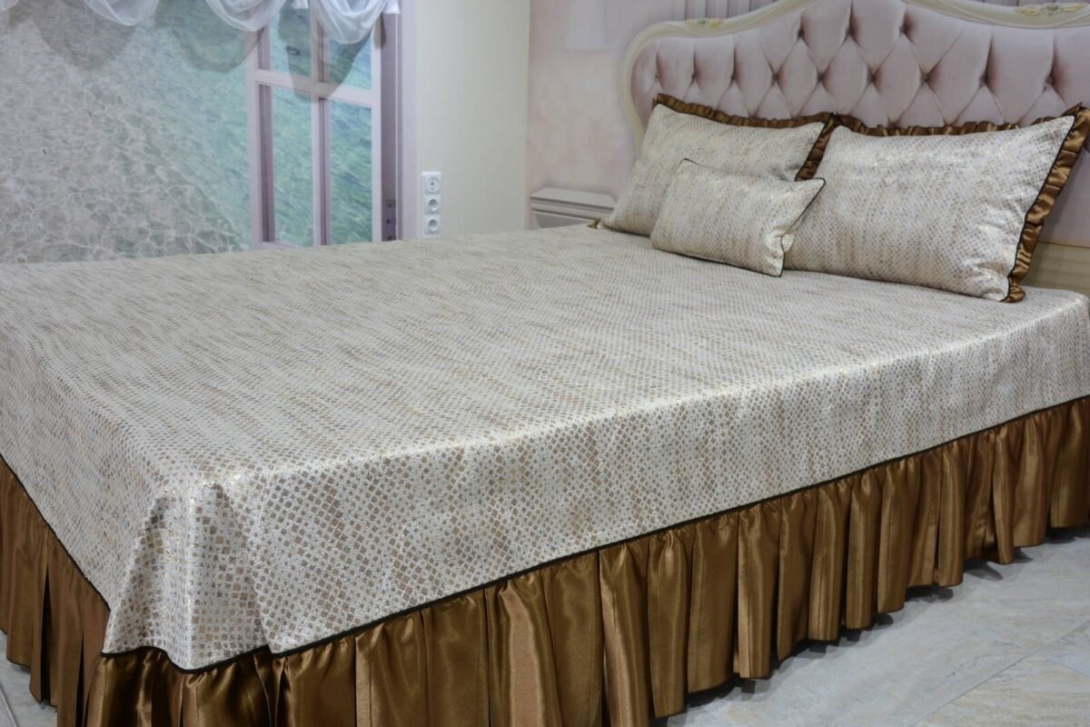 Dygsniuota lovatiesė su pamušalu smėlio spalvos dekoruota prabangiu klostuotu28 cm dekoru Verona28 260×260