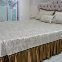 Dygsniuota lovatiesė su pamušalu smėlio spalvos dekoruota prabangiu klostuotu28 cm dekoru Verona28 260×260