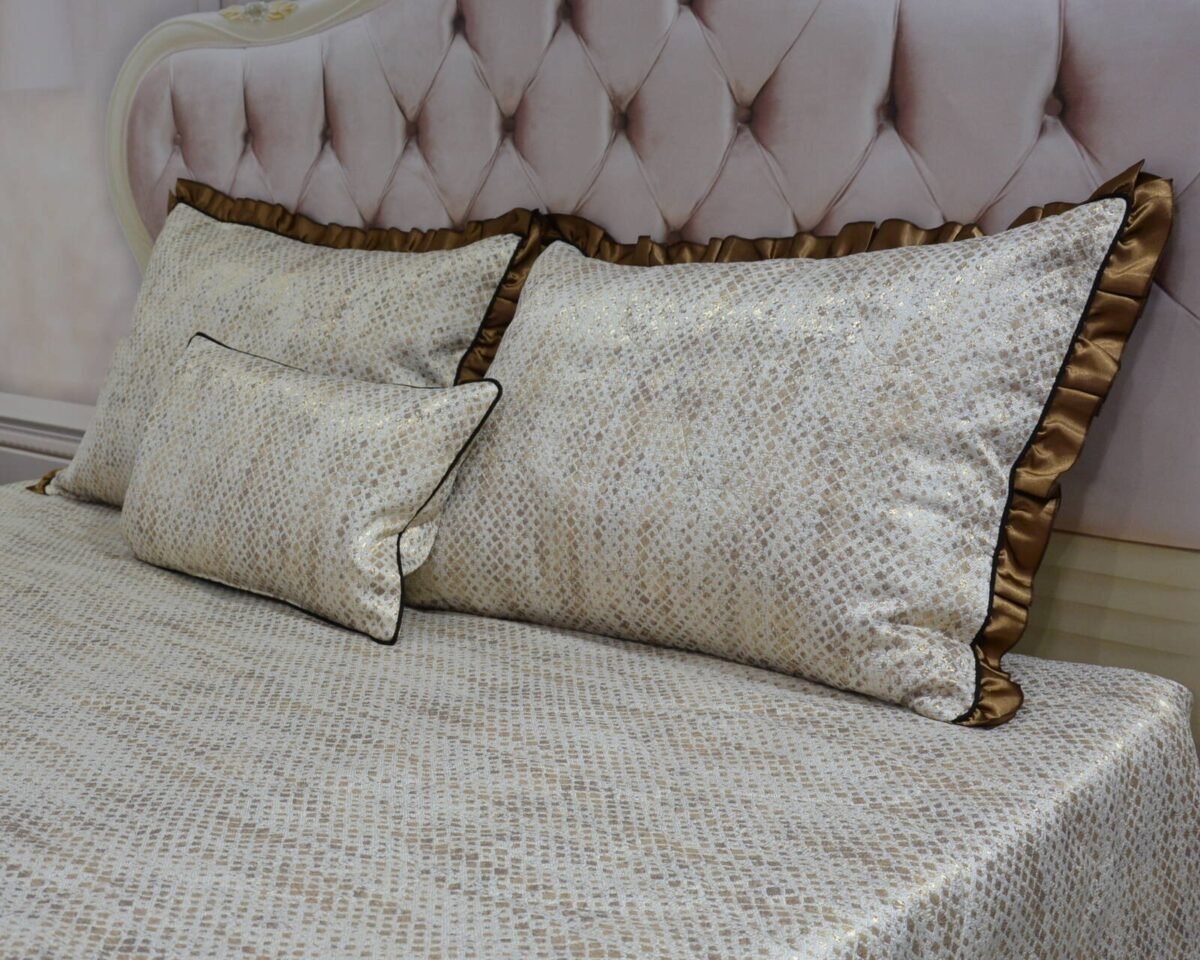 Dygsniuota lovatiesė su pamušalu smėlio spalvos dekoruota prabangiu klostuotu28 cm dekoru Verona28 260×260