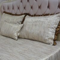 Dygsniuota lovatiesė su pamušalu smėlio spalvos dekoruota prabangiu klostuotu28 cm dekoru Verona28 260×260